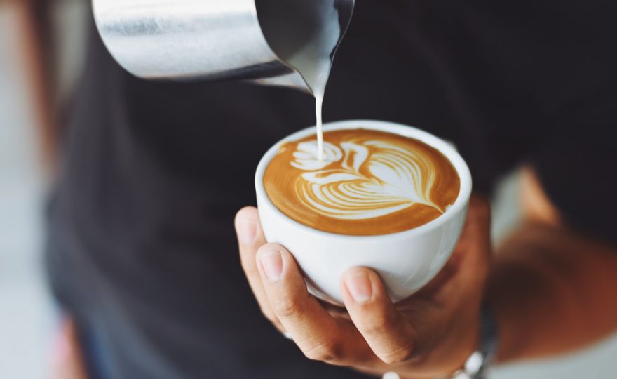 Kaffe i vitt kopp