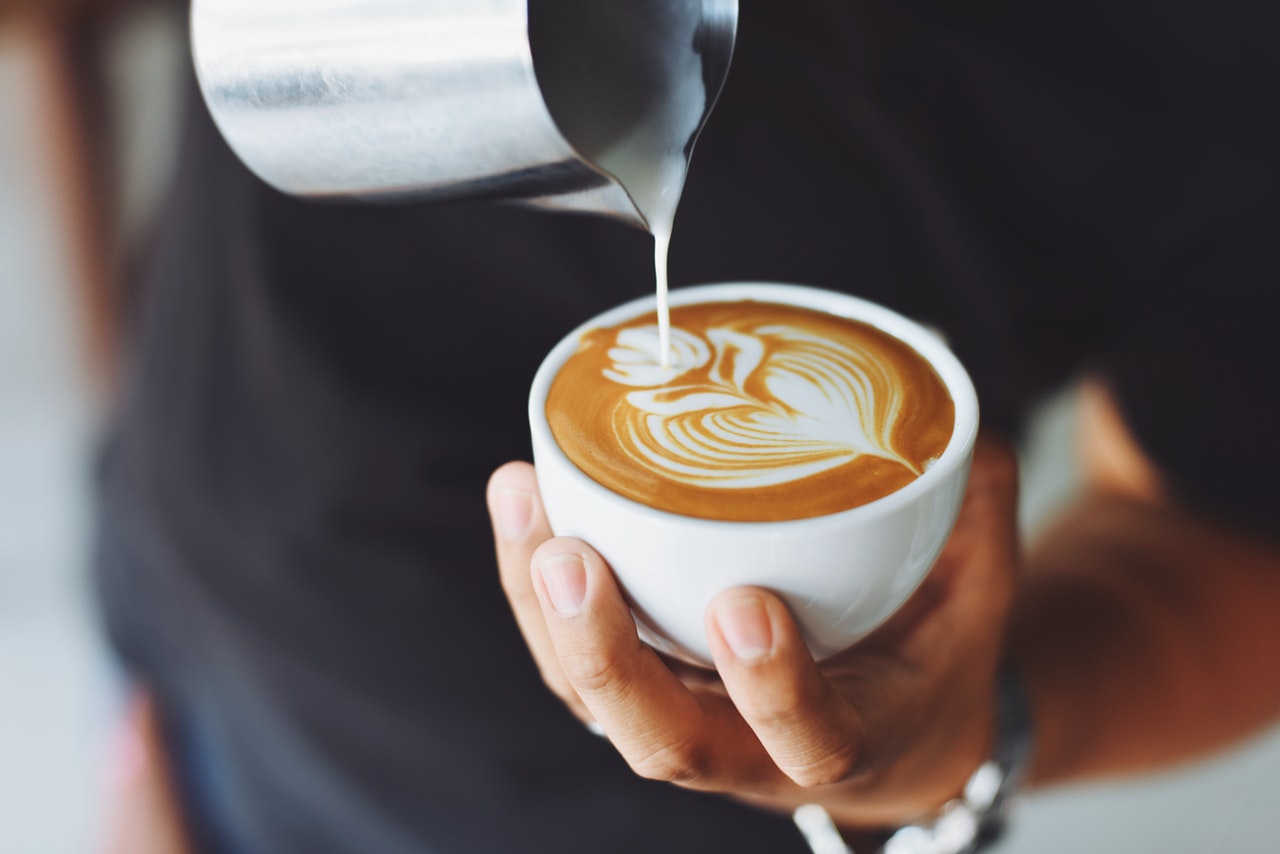 Kaffe i vitt kopp