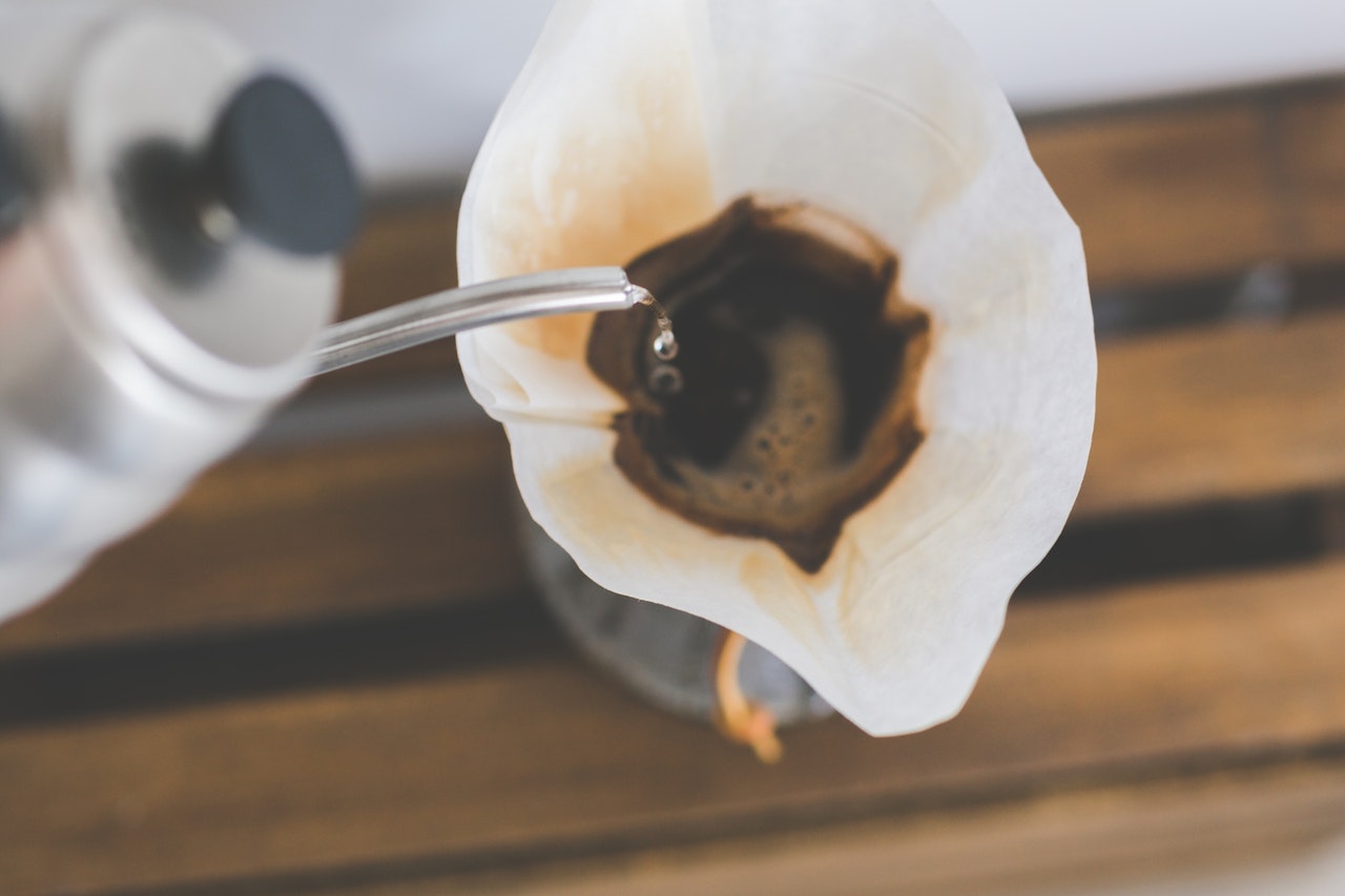 Vatten hälls genom ett kaffefilter